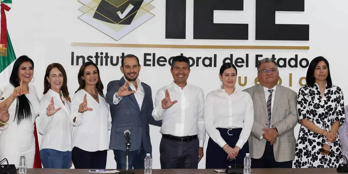 Eduardo Rivera formalizó su registro como candidato a la gubernatura de Puebla