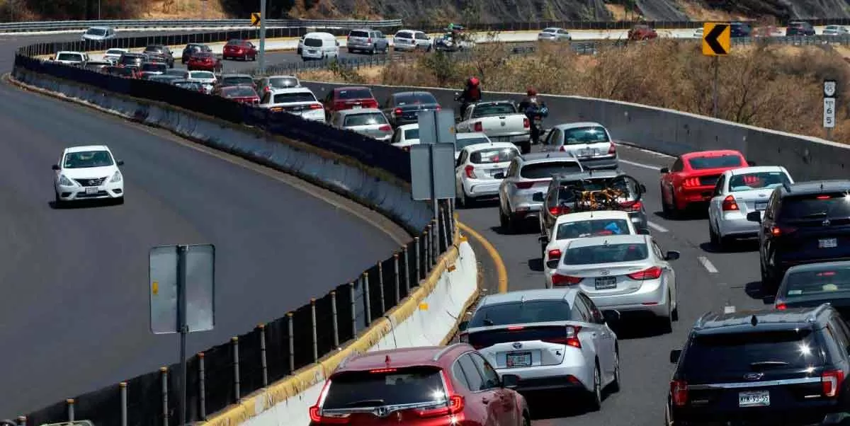 Colocan piedras sobre la autopista para robar en la México-Cuernavaca
