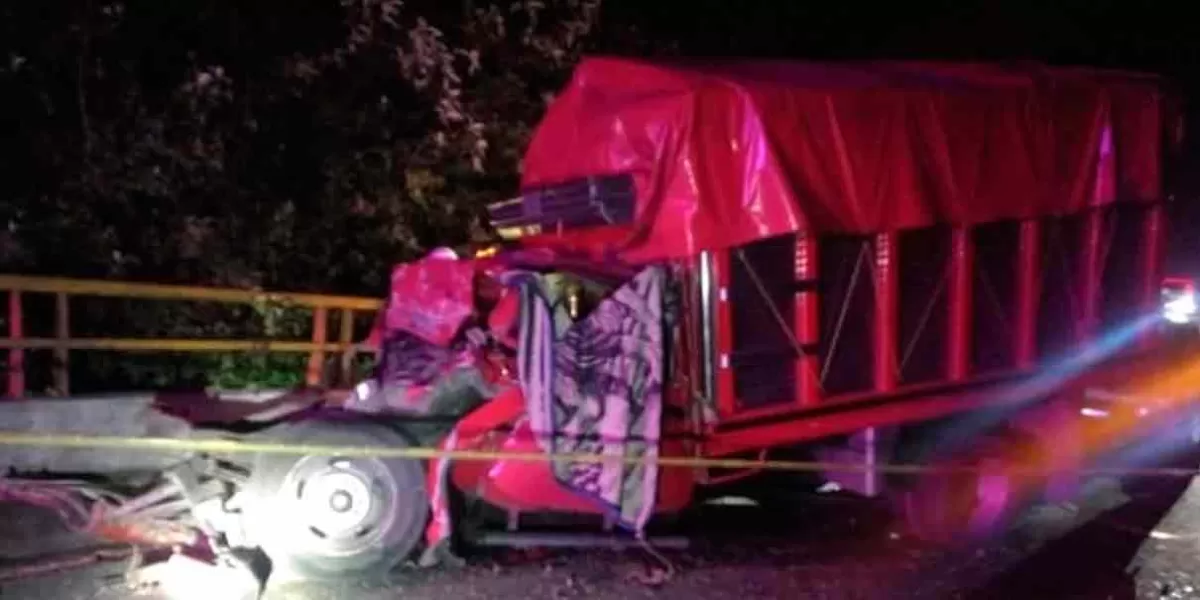Camión provocó choque de camionetas en Huauchinango; un muerto, el saldo
