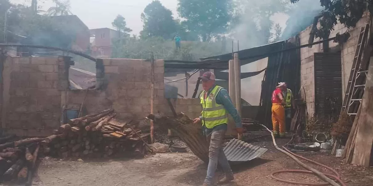 Se quemó una vivienda en Xicotepec; dos perros murieron calcinados, la dueña se salvó