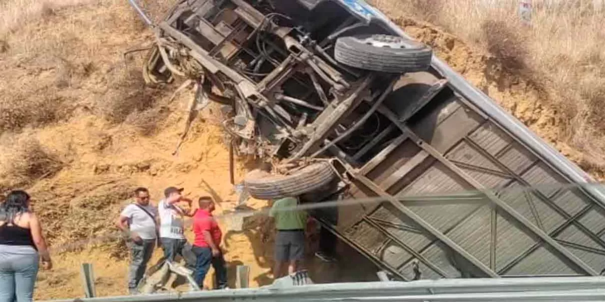 Vuelca autobús turístico de Puebla; 4 muertos y 25 heridos 