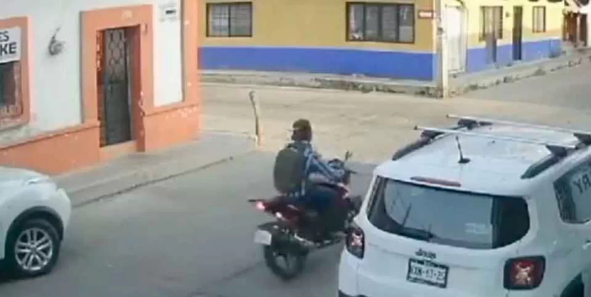 VIDEO. Chiapas. Motociclista a exceso de velocidad choca contra camión de agua
