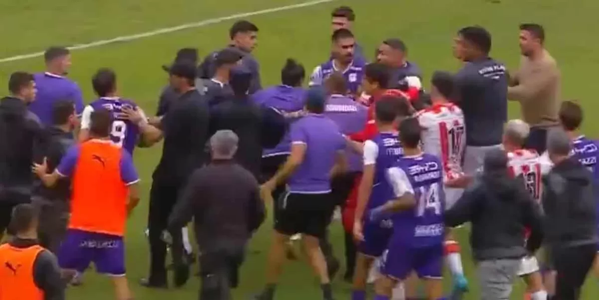 VIDEO. Se arma la campal entre jugadores de Defensor Sporting y River Plate de Uruguay