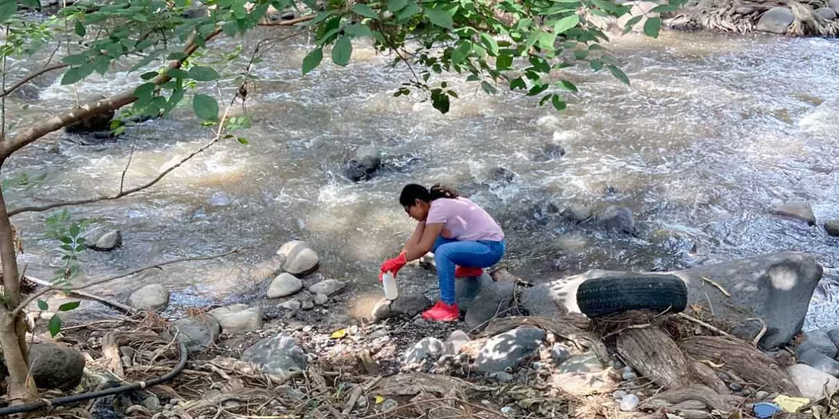 En Izúcar retiran basura del río Nexapa para evitar inundaciones  