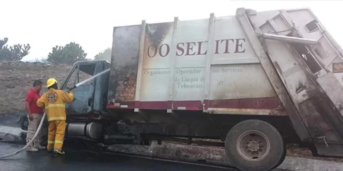 Camión recolector se incendia en la carretera Azumbilla-El Seco, chofer logró bajarse