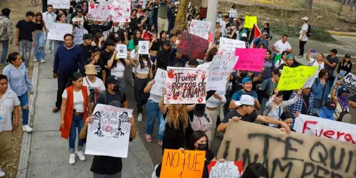 En el CCH Naucalpan, estudiantes exigen "Fuera 'porros' de la UNAM"
