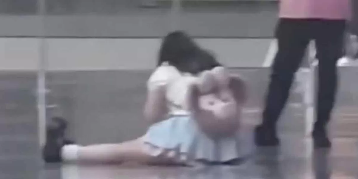 Mujer se tira al piso y hace berrinche a su novio en pleno centro comercial