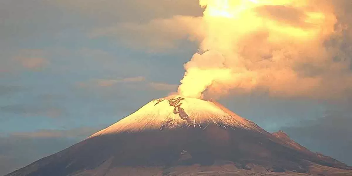 VIDEO. MISTERIOSO. Captan extraño y enorme objeto luminoso cerca del Popocatépetl