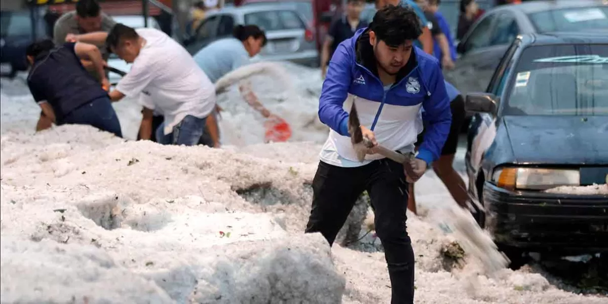 En Puebla remueven 500 toneladas de granizo tras intensa lluvia del domingo