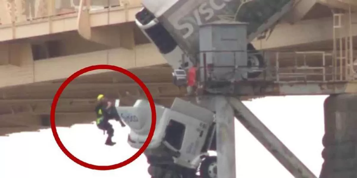 VIDEO. En EU, rescatan a conductora, la unidad quedó suspendida en un puente