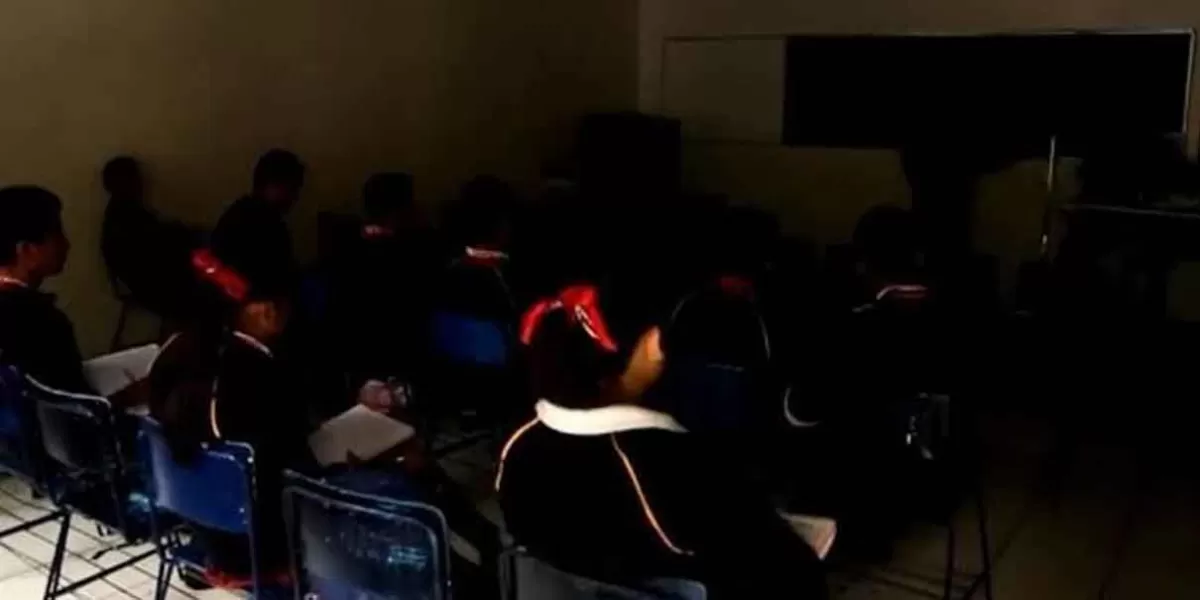 16 escuelas en penumbras, estudiantes piden ayuda para pagar la luz