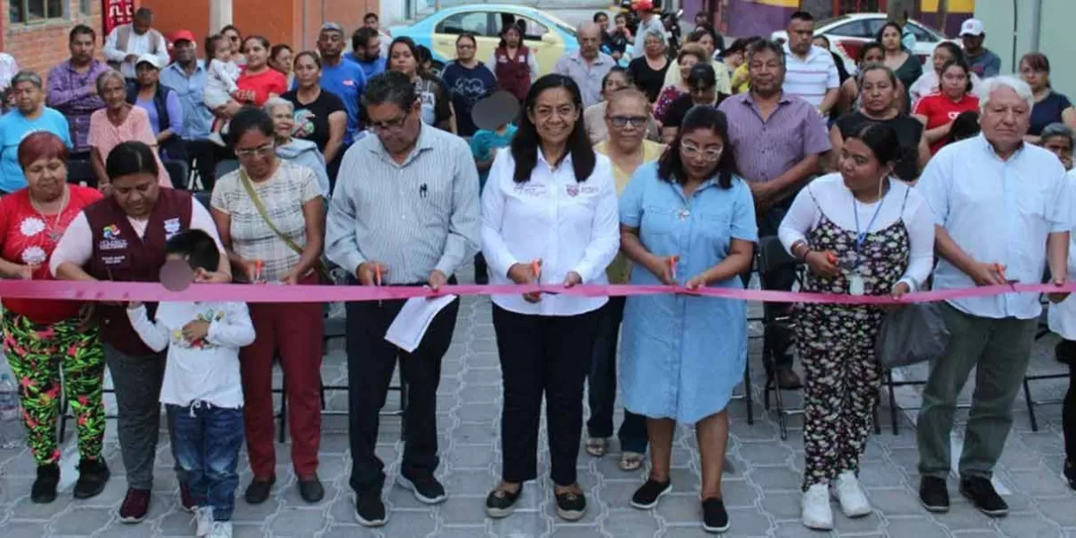 Ariadna Ayala entregó obras de pavimentación en Metepec