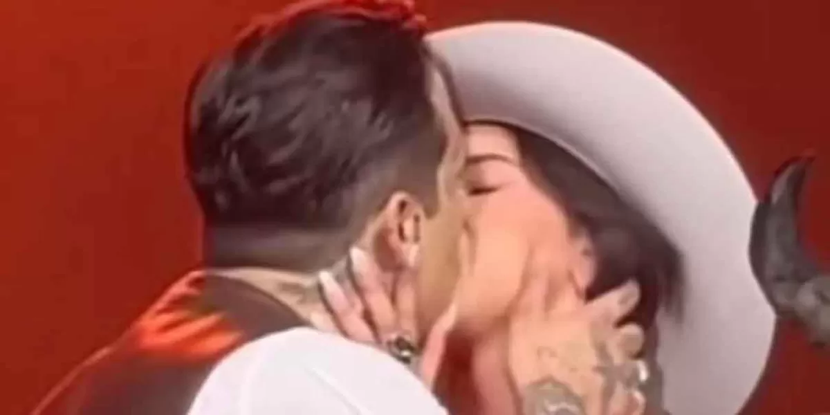 Christian Nodal y Ángela Aguilar se besan por primera vez en público en el Auditorio Nacional