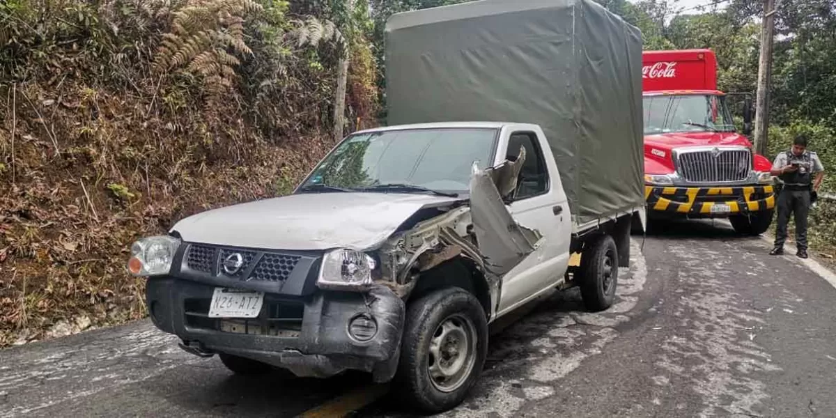 Camioneta se estampó contra auto en carretera de Zihuateutla