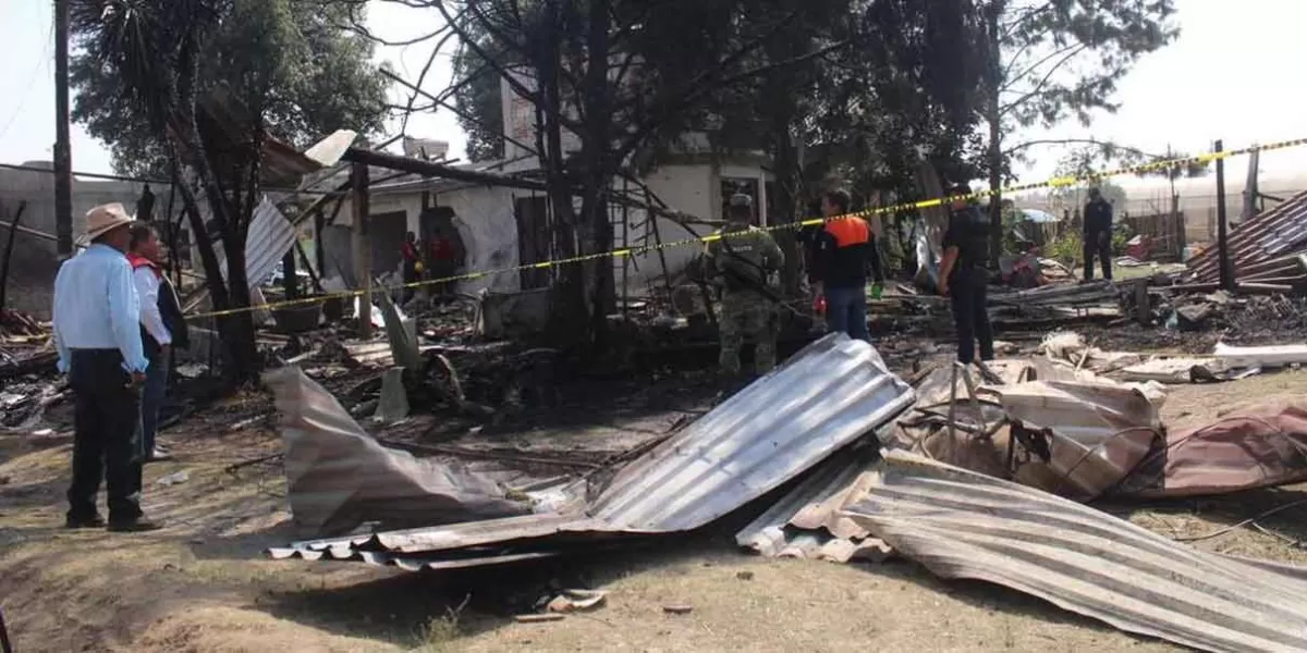 Por fatales lesiones por explosión de polvorín en Coronango murieron padre e hijos