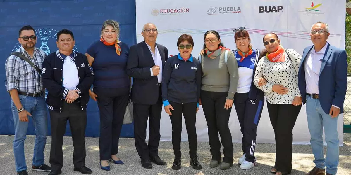 Entrega rectora BUAP uniformes a participantes en Judenems Puebla 2024