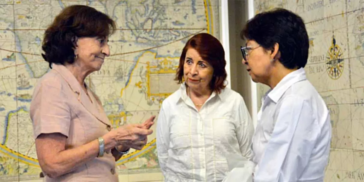 Lilia Cedillo visita la exposición El Arte de la Cartografía en Talavera Poblana