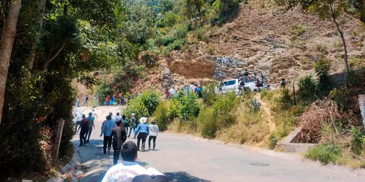 Un muerto tras balacera en Coyomeapan; habitantes bloquean el municipio