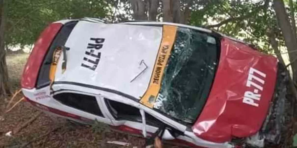 Taxista libró la muerte al volcarse en la Sierra Norte 