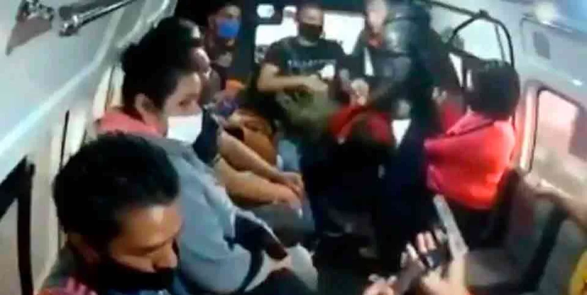 Detienen a asaltante que amenazó con "volar" la cara a pasajeros de transporte público en Naucalpan 