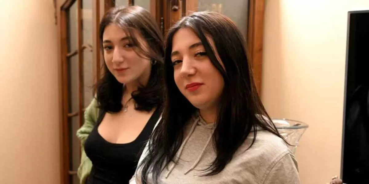 Dos jóvenes descubren que son gemelas gracias a TikTok; las separaron de bebés