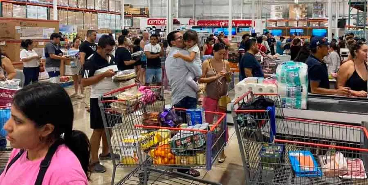 Habitantes de Quintana Roo realizan compras de pánico ante la trayectoria del huracán Beryl