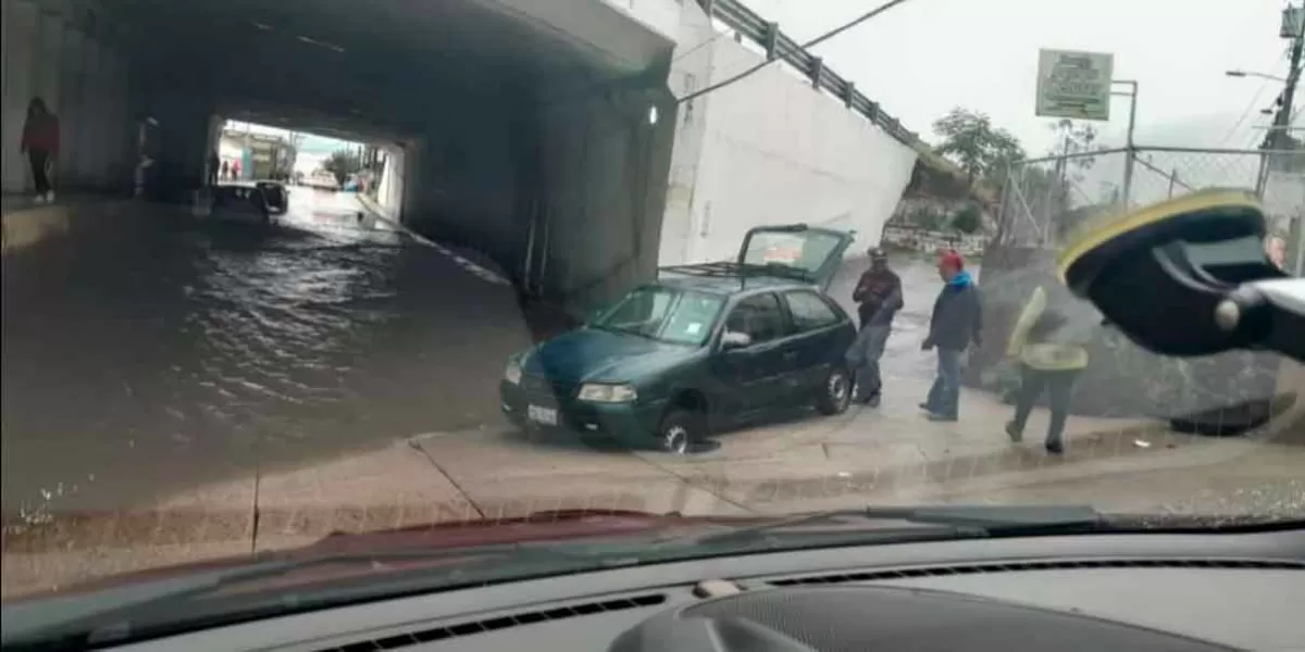 En Texmelucan, intensa lluvia causó encharcamientos y numerosos daños en autos