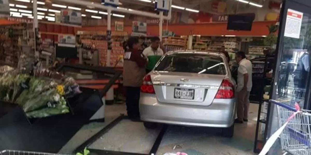 Abuelita entra con todo y auto a supermercado; hay personas fracturadas