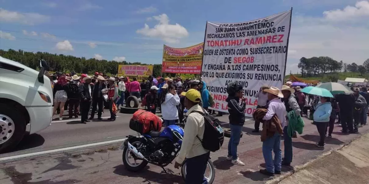 Bloquean ejidatarios de Tlahuapan la autopista y carretera federal México-Puebla