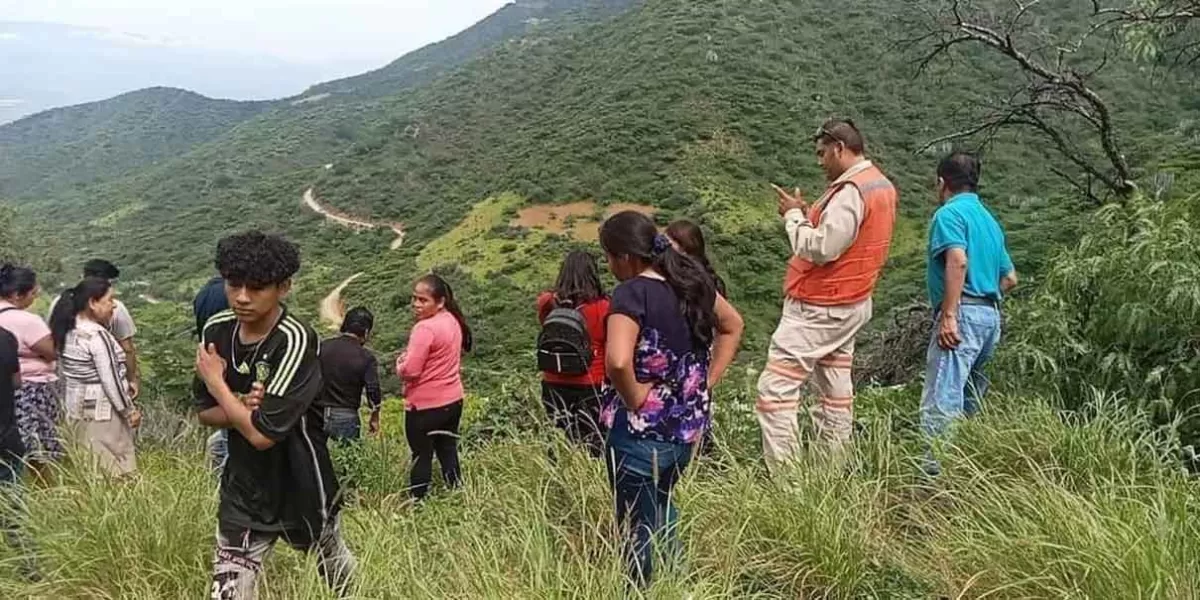 Cae auto a una barranca de 300 metros; hay un muerto