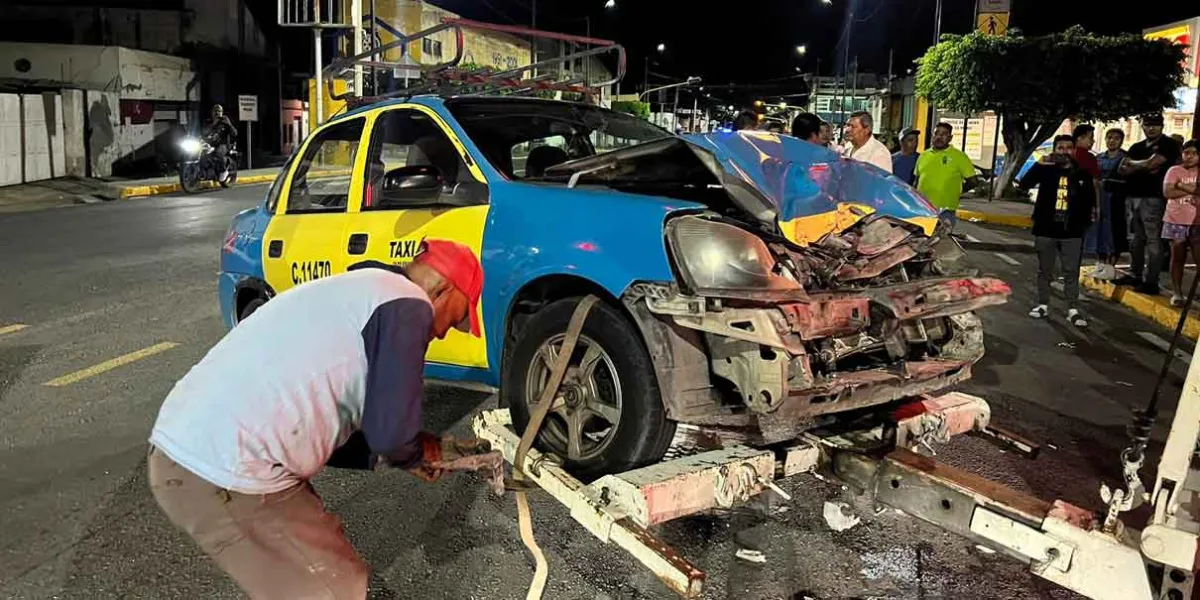 Choque entre moto y taxi deja a un menor herido en Izúcar