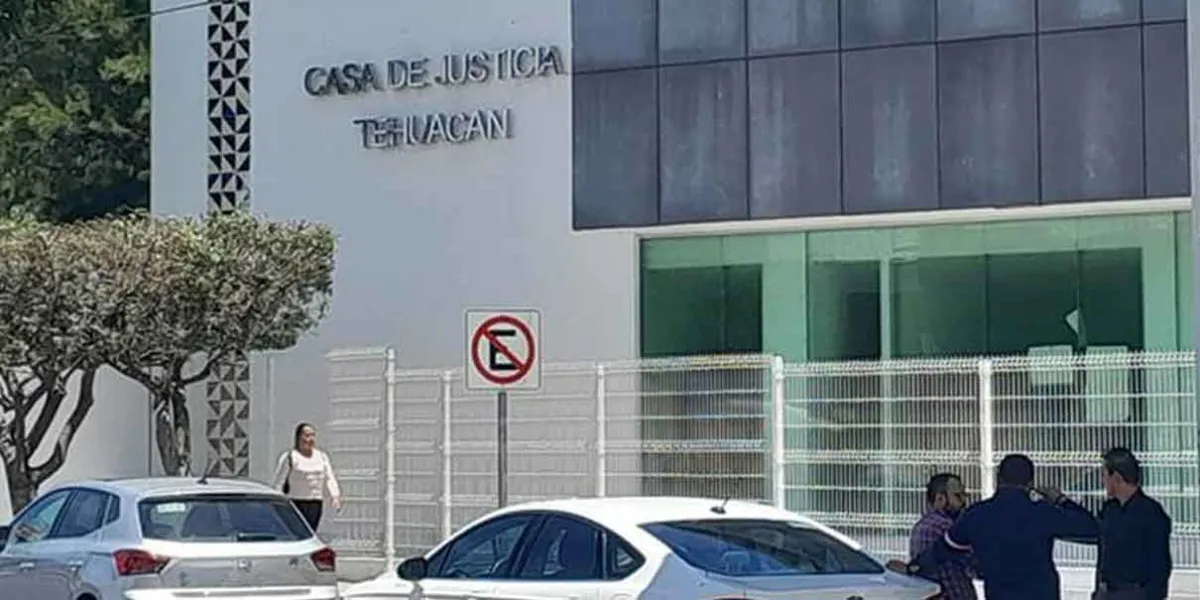 Evacúan Casa de Justicia de Tehuacán por amenaza de bomba