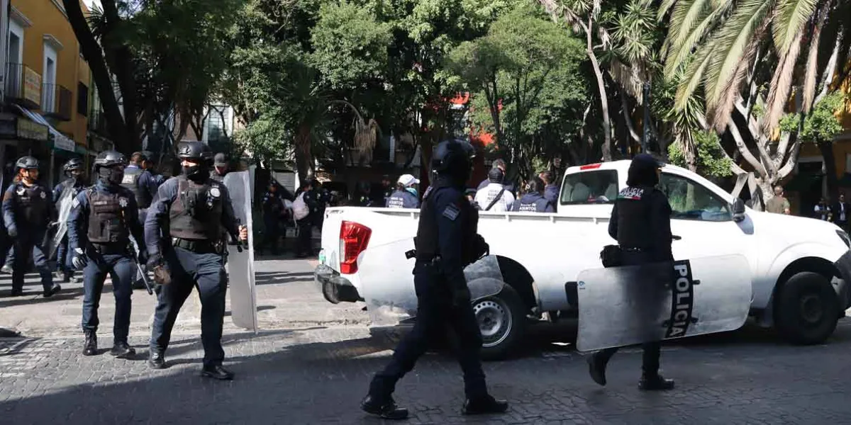 Despliegan operativo contra ambulantes en Centro Histórico de Puebla