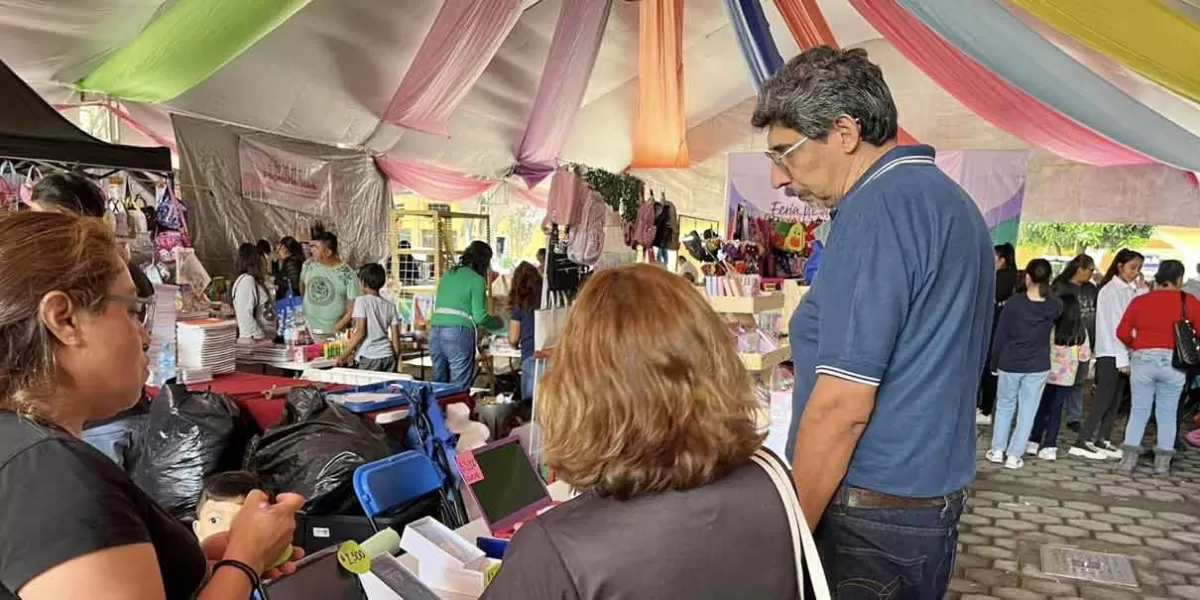 En apoyo a padres de familia Feria de Artículos Escolares en Huauchinango