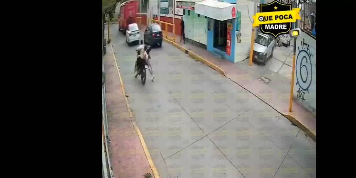 VIDEO. Delincuente en moto arrastra a jovencita para robarle 