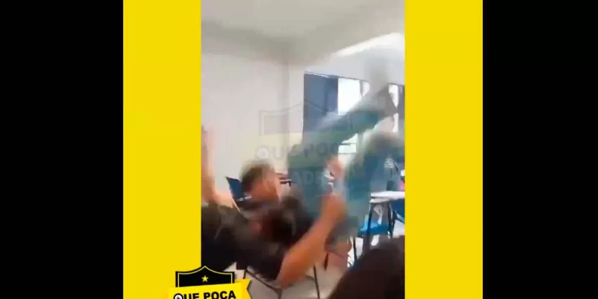 VIDEO. Violencia extrema en el aula, azota a su compañero contra el piso 