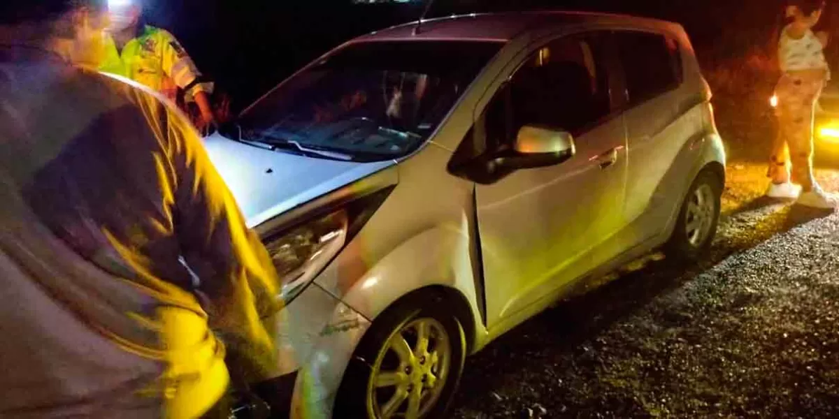 Roca se desprendió del cerro y golpeó un auto en carretera de la Sierra Norte