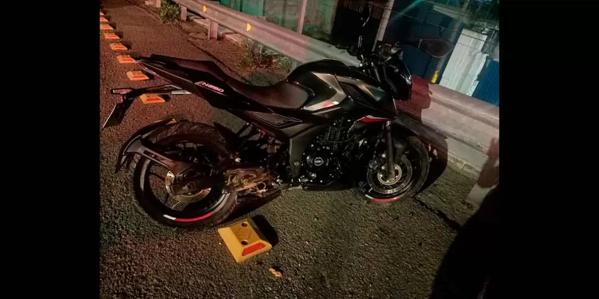 En Texmelucan, motociclista sin casco muere tras impactarse con muro 