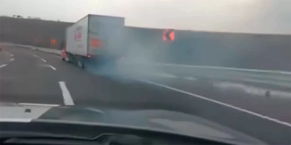 VIDEO. Trailero se queda sin frenos y hace hazaña para evitar accidente en la México-Puebla