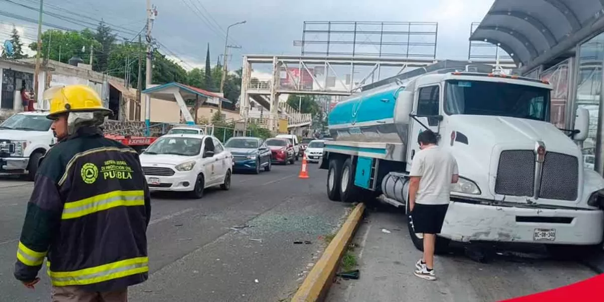 Pipa se estrelló contra paradero del RUTA en San Andrés Cholula