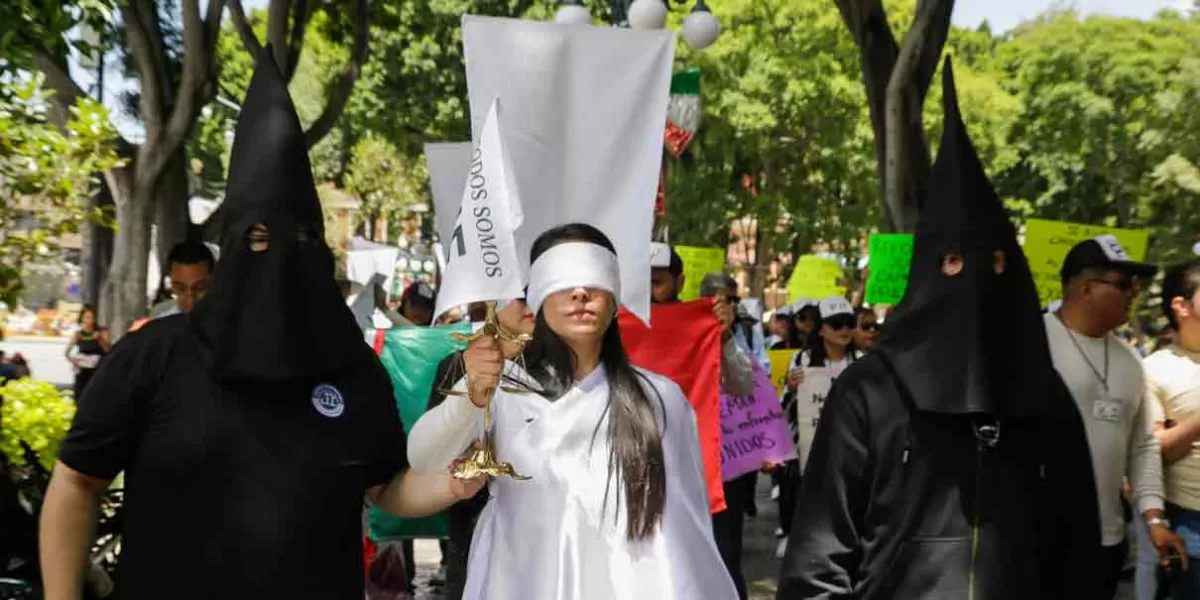 Con marcha, trabajadores exigen alto a la reforma al Poder Judicial en Puebla