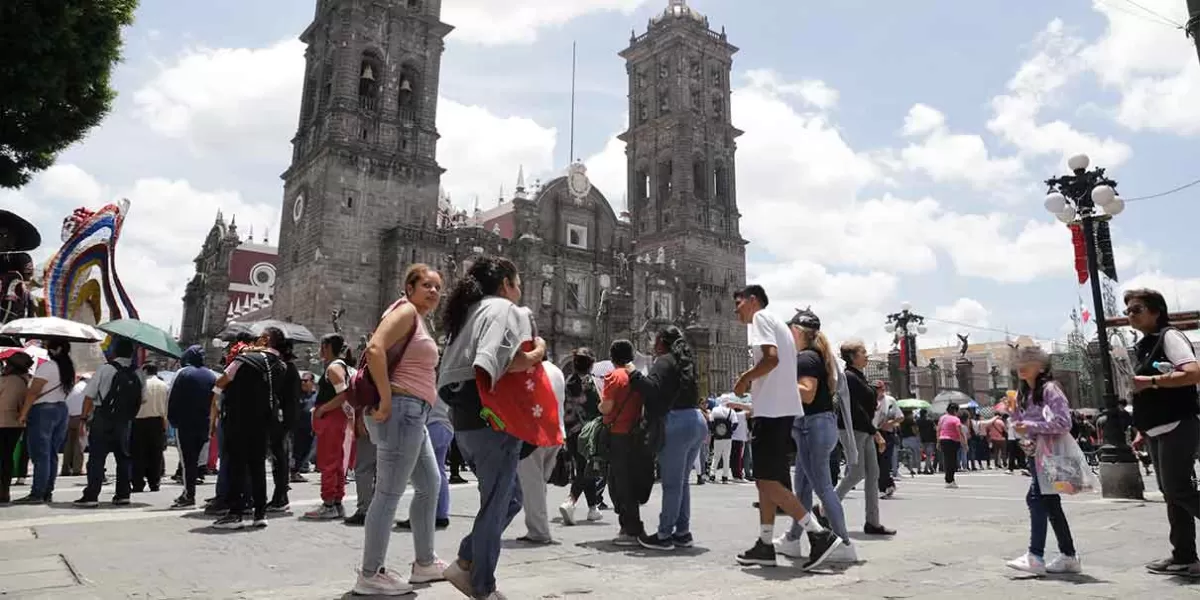 Poblanos abarrotan Catedral para agradecer a San Judas Tadeo; buscan esperanza y milagros