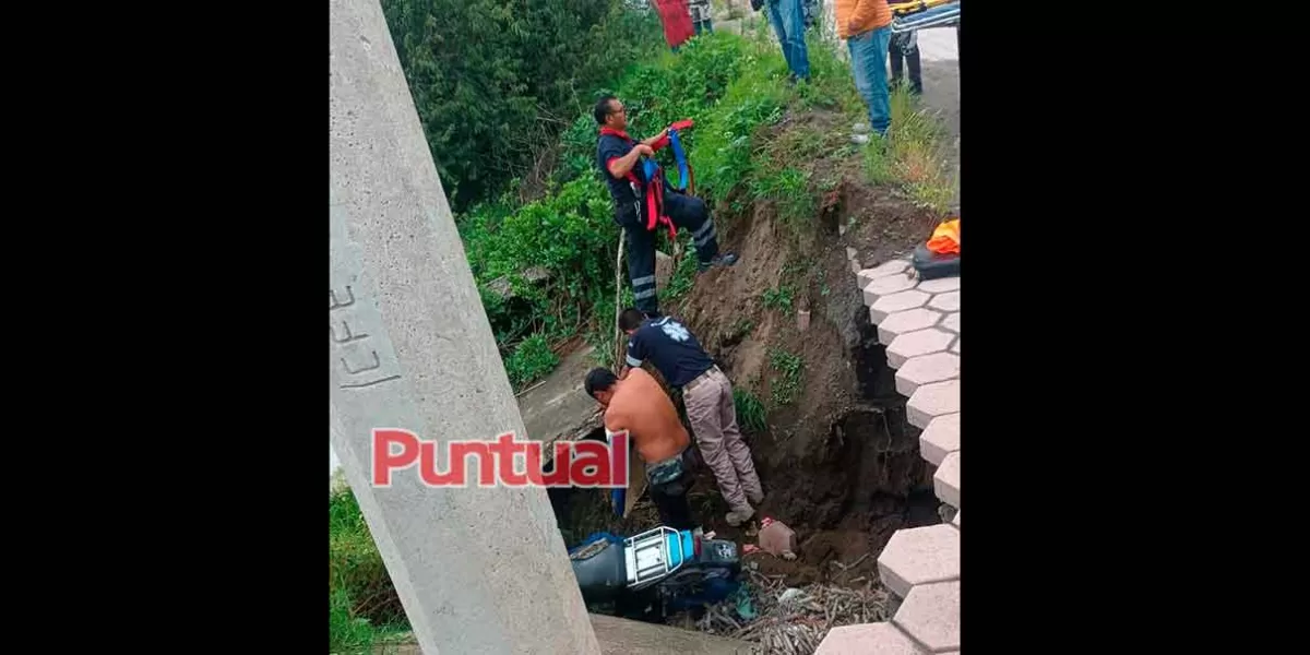 En Texmelucan, motociclista resulta gravemente herido tras caer en zanja 