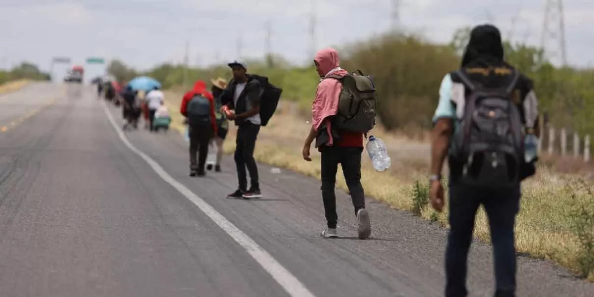 Detectan caravana de migrantes por carreteras de la Sierra Negra