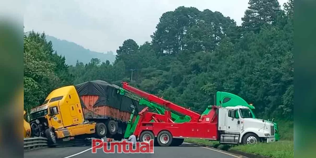 FOTOS: Tráiler pierde el control y genera bloqueo de vialidad en Huauchinango 