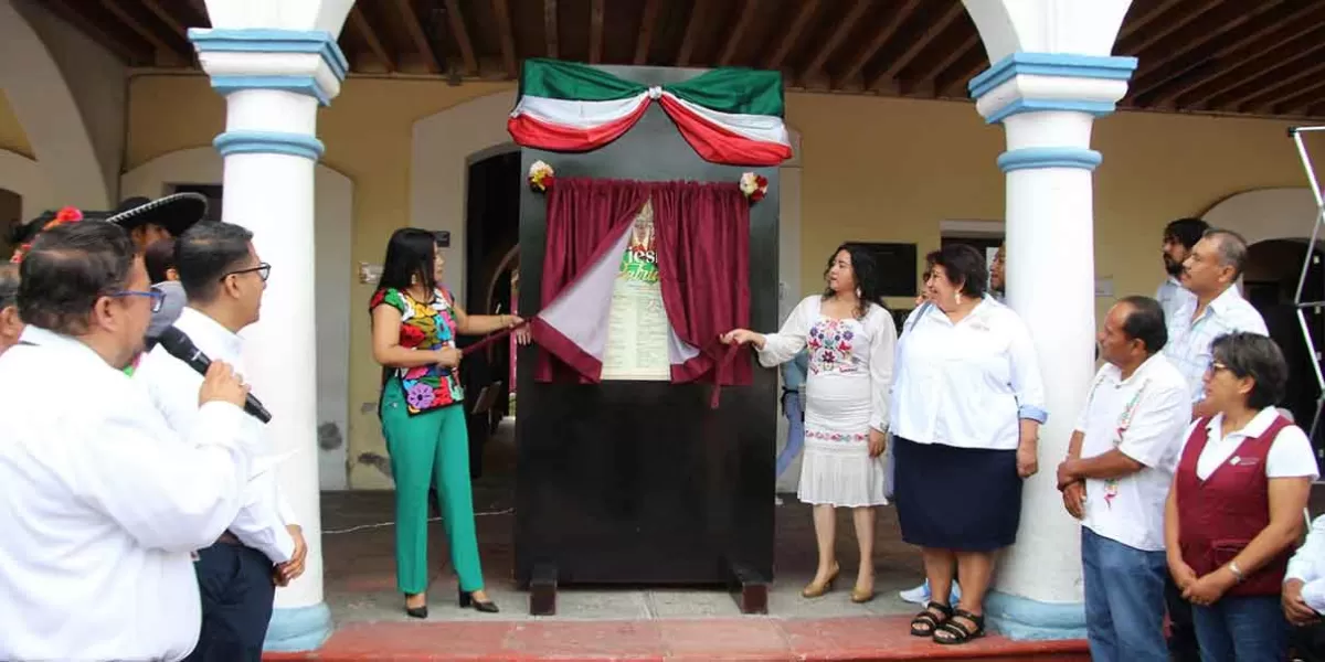 Irene Olea presentó el Bando Solemne de las Fiestas Patrias en Izúcar