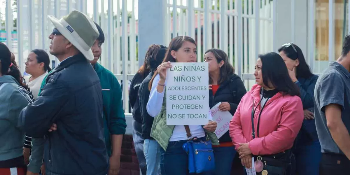 Manifestación en la secundaria Blandina Torres contra docente acosador; la SEP ya lo separó del cargo