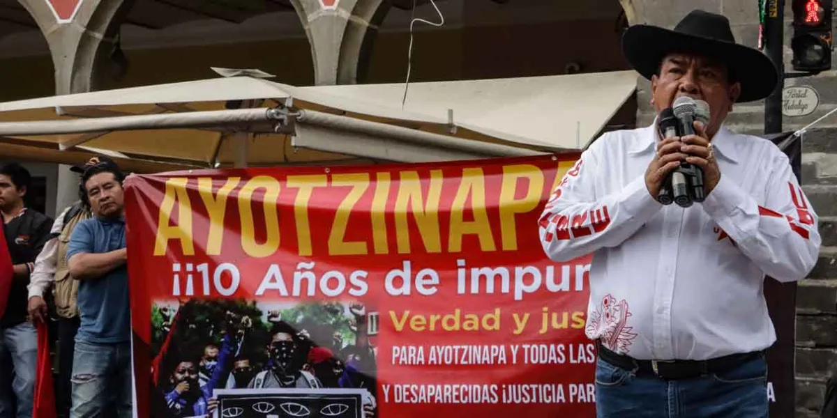 Recuerdan en Puebla con una marcha 10 años de la desaparición de 43 normalistas de Ayotzinapa