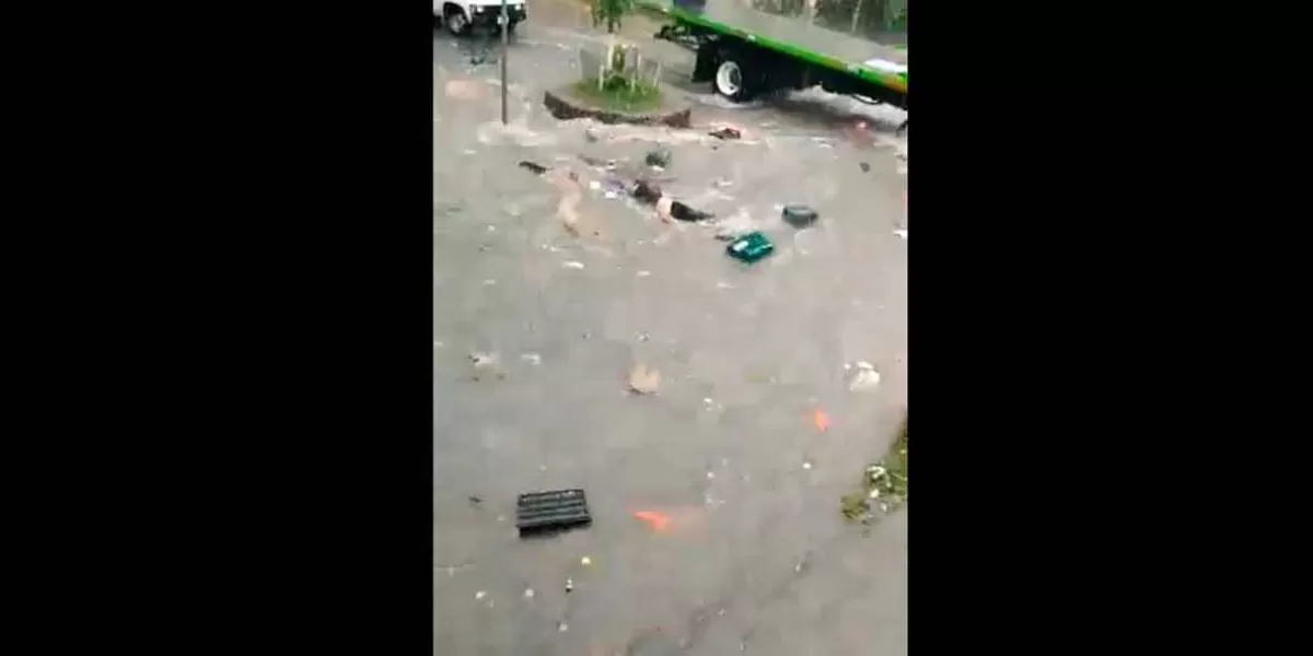 VIDEO. Mujer es arrastrada por corriente de agua y atropellada  en calles de la CDMX 