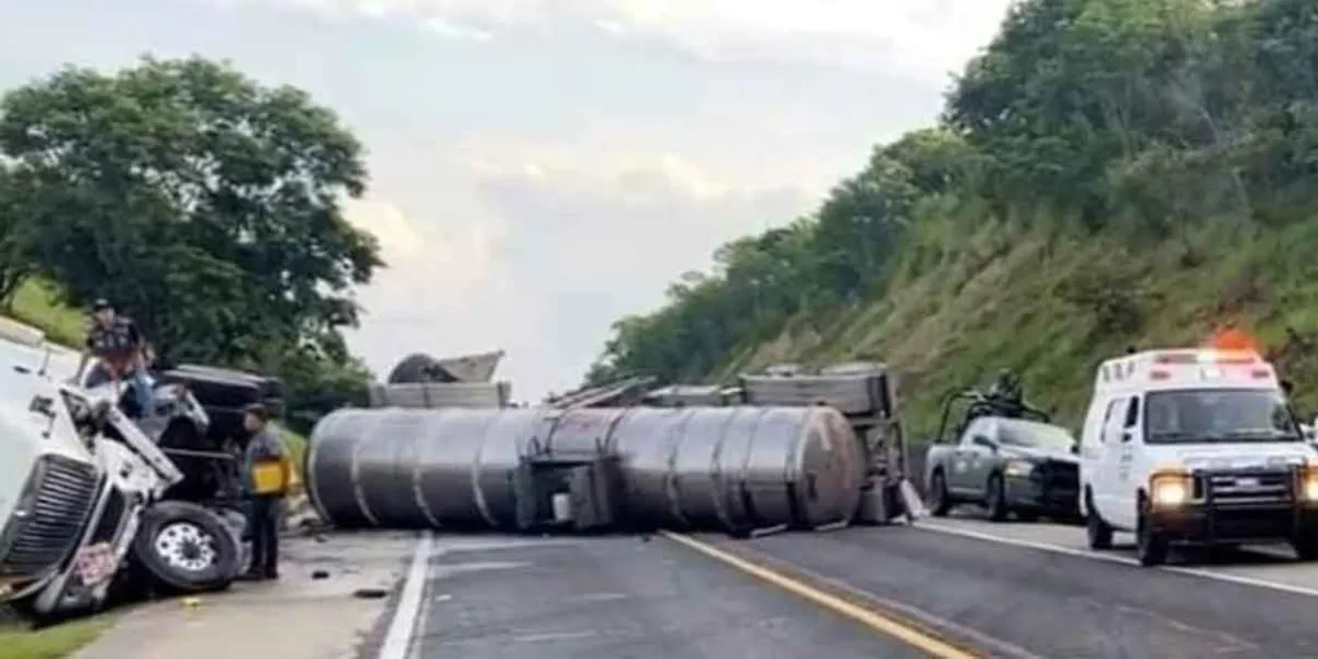 Volcadura de pipa en la autopista México-Tuxpan cobra la vida de 3 personas